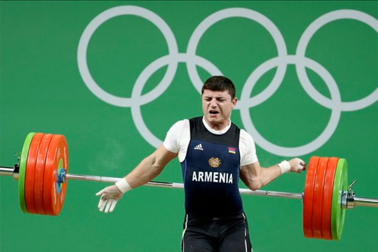 Andranik Karapetyan se disloca al tratar de levantar 195 kg (Video)