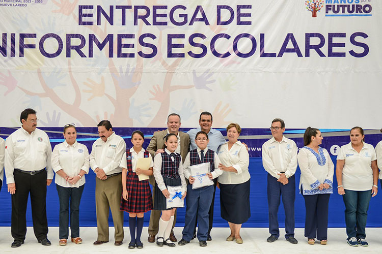 Entrega Canturosas más de 65 mil uniformes escolares