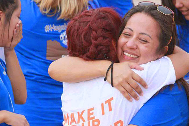 #AbrazosNoMuros: Se encuentran en el puente después de años