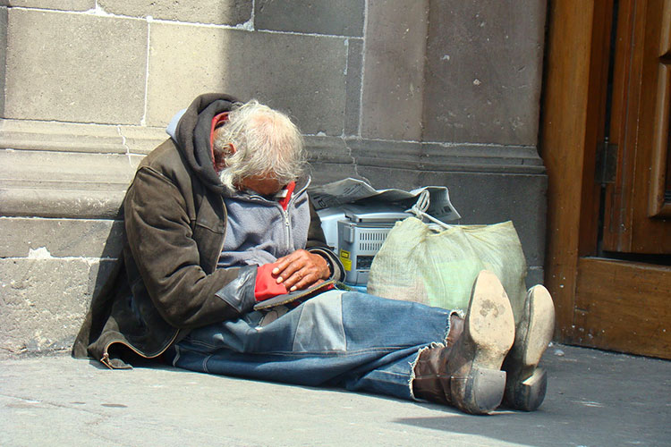 Abandonan a 800 adultos mayores