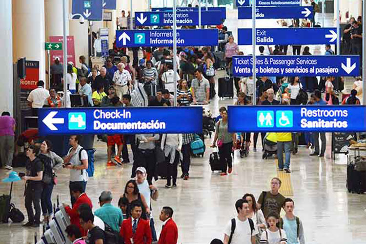 Detienen a hombre con 920 mil pesos en el aeropuerto de Cancún