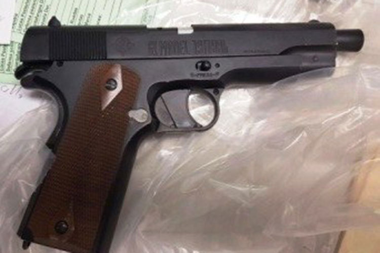 Clientes y empleados someten a delincuente en asalto armado