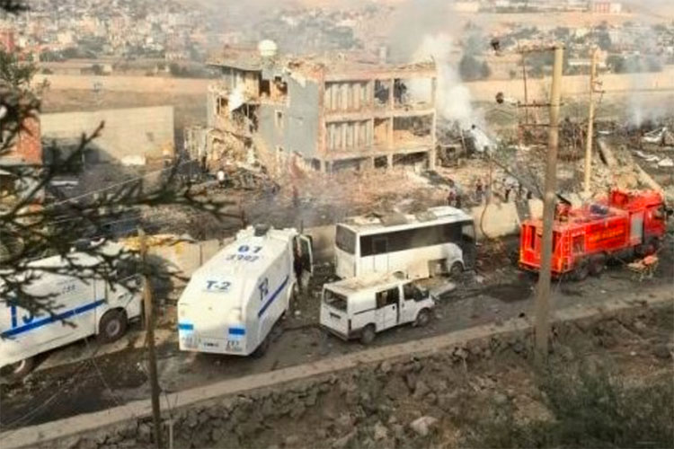 Once policías mueren tras atentado con coche bomba en Turquía