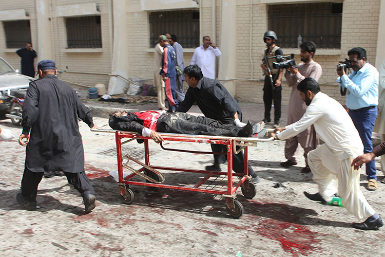 Al menos 63 muertos tras atentado contra hospital en Pakistán