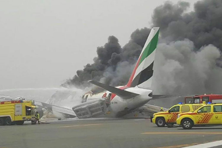 Se incendia avión de Emirates Airlines tras aterrizar en Dubai