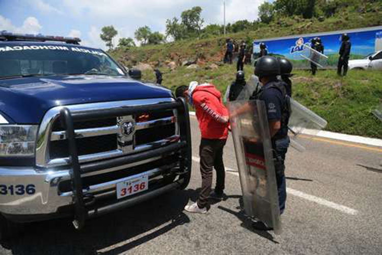 Por bloqueo carretero en Michoacán son 37 los detenidos