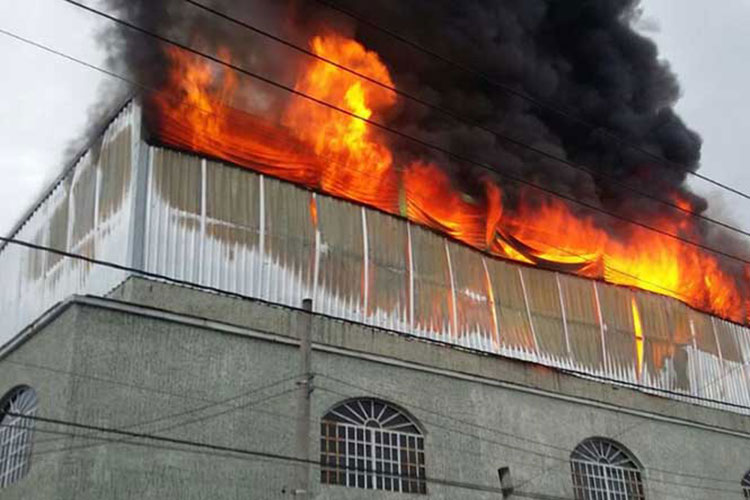 Combaten incendio en bodega de químicos de Guadalajara
