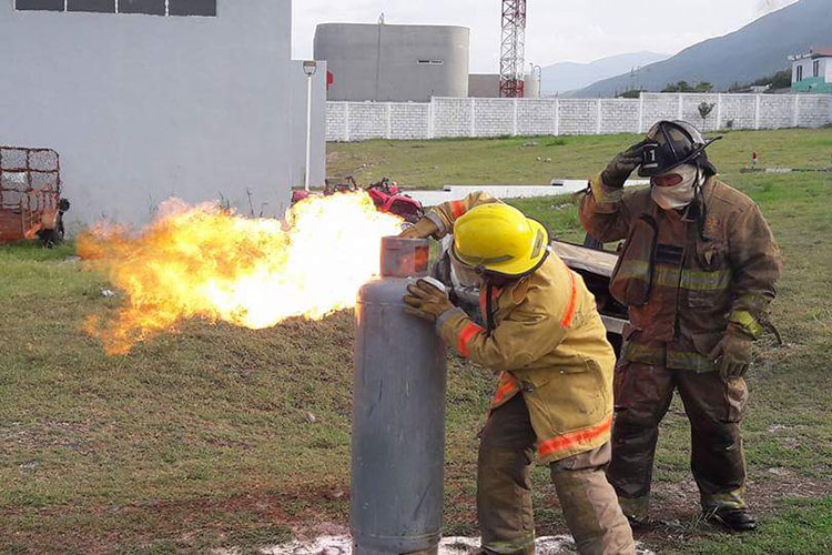 Apaguen la crisis salarial, exigen Bomberos en Victoria.