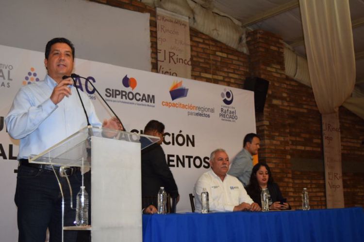 Pide Cabeza de Vaca a alcaldes electos trabajar con humildad