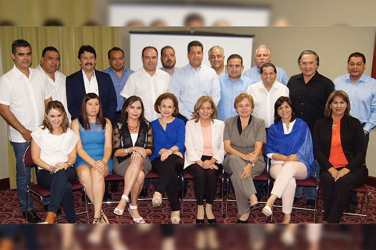 Cabeza de Vaca se reúne con Diputados electos del PAN