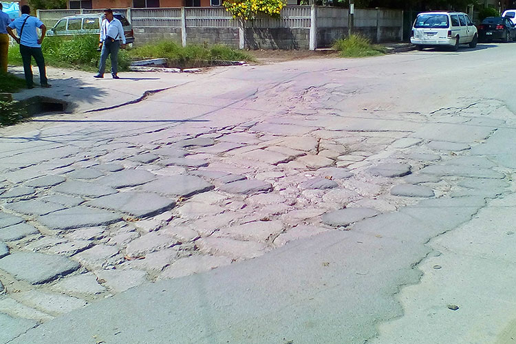 Habitantes de Madero exigen reparación de calle