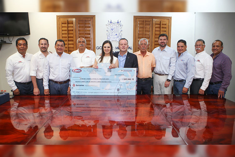 Entregan constructores recursos para obras de beneficio social
