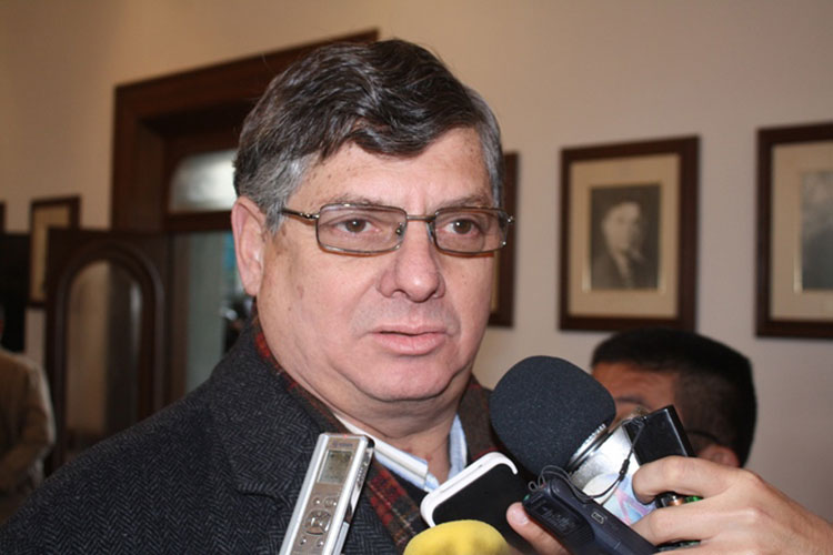 Diez-Guitérrez toma “distancia” de Gustavo Cárdenas