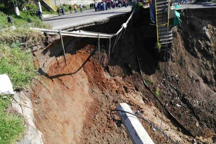 Cierran parcialmente la carretera Naucalpan-Toluca por un deslave
