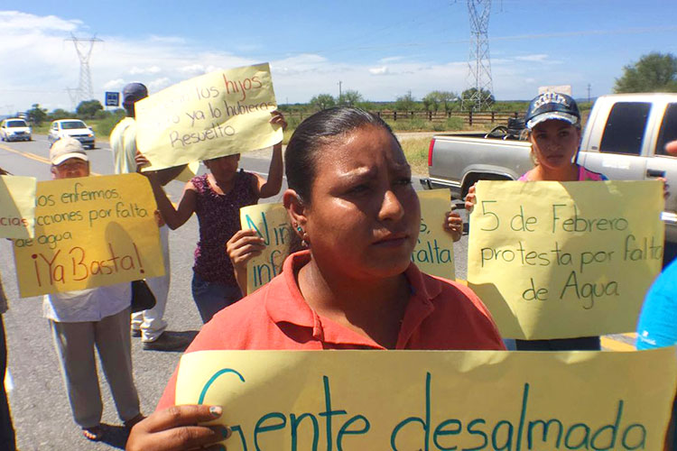 No hay respuesta para familias que reclaman agua cerrando carretera