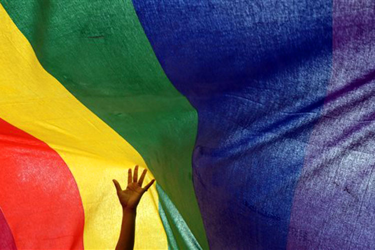 Arquidiócesis prohíbe a cura dialogar con comunidad gay