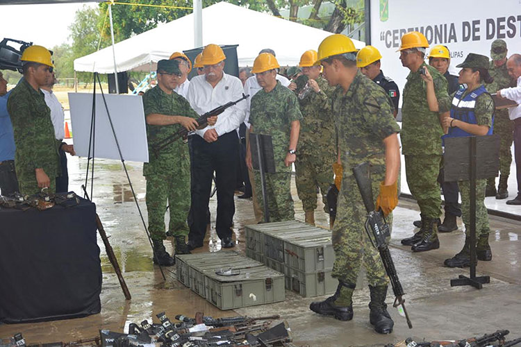 Estalla arma de fuego en evento de la SEDENA; Dos heridos