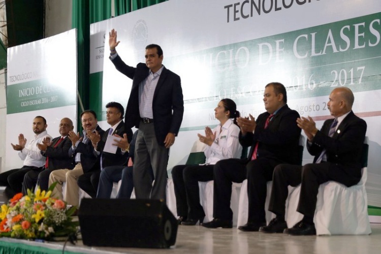 Refrenda Enrique Rivas apoyo  a la educación en todos los niveles