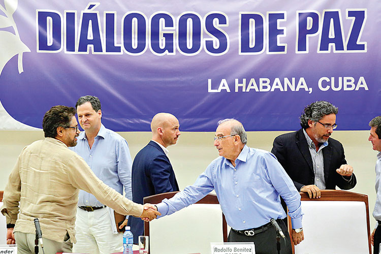 Alcanzan un acuerdo de paz en Colombia