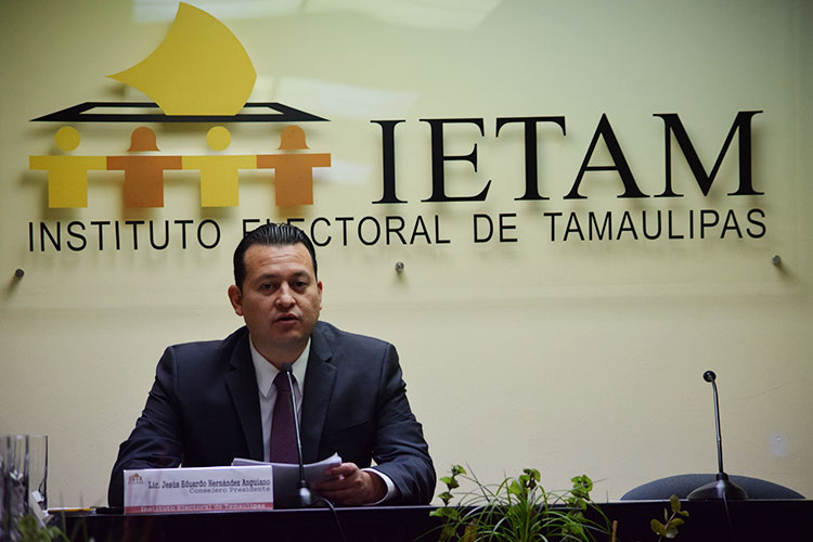Una Tras Otra Se queda con vehículos oficiales