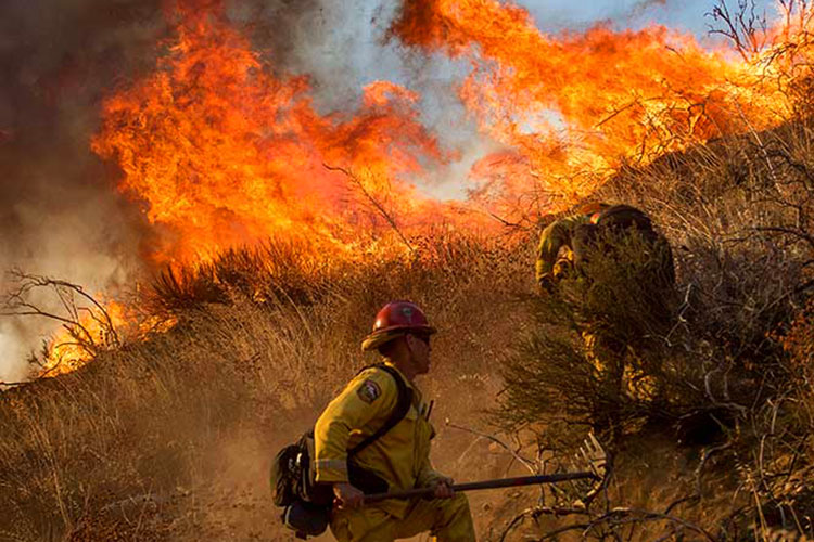 Logran controlar en 25% incendio en California