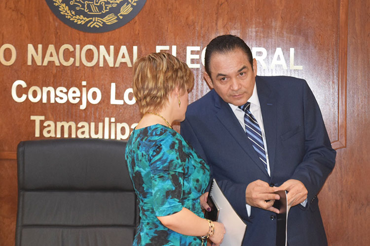 Una Tras Otra Se queda con vehículos oficiales