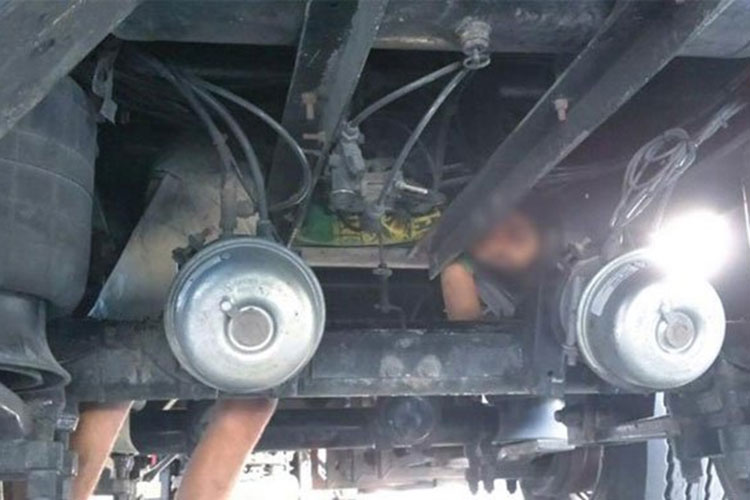 Inmigrante recorre 400 km aferrado a la suspensión de un camión