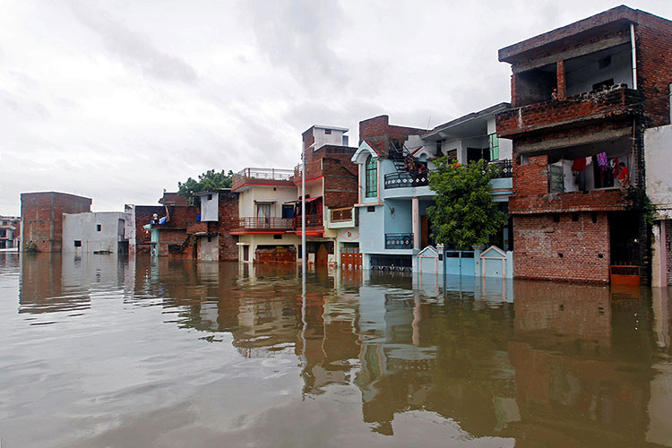 Más de 300 muertos y millones de afectados en India por inundaciones