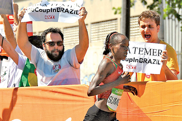 Anti-Temer invaden el maratón olímpico