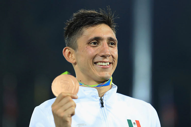 Sorprende Ismael Hernández con bronce en pentatlón