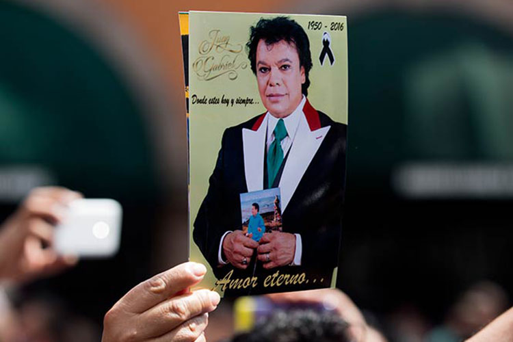 Juan Gabriel está con su familia: Silvia Urquidi