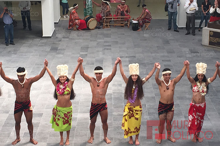 Al lado del Coronel Bernardo bailó Letonia y Tahití