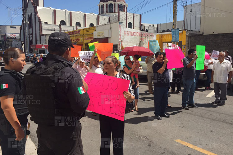 Bloquean calles para exigir justicia familias de Tula