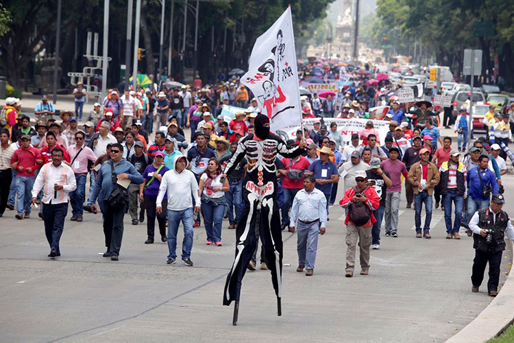 Marchan en apoyo a la CNTE en la CDMX