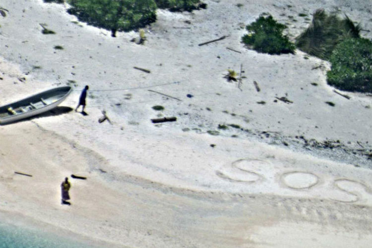 Rescatan dos marineros que escribieron SOS en una playa