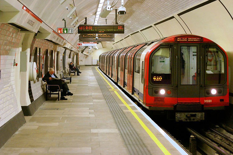 El Metro de Londres inagura su servicio nocturno