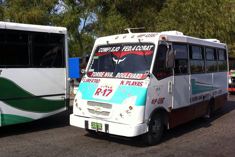 Por inseguridad, choferes se defienden con palos y bats