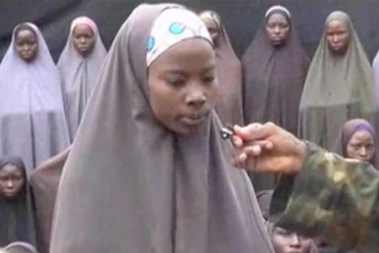 Boko Haram exhibe a niñas secuestradas de Chibok