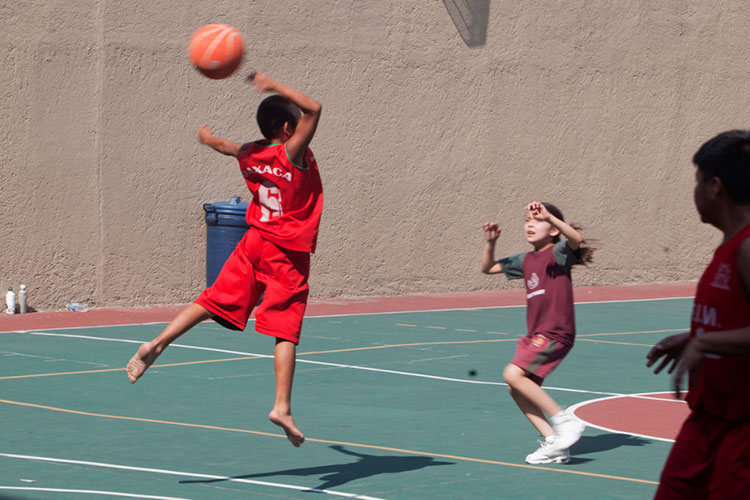 Alcalde exige cuotas para que niños triquis puedan usar ¡su propia cancha!