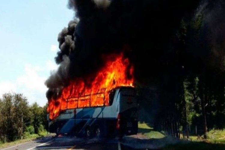 Normalistas incendian autobús en Michoacán