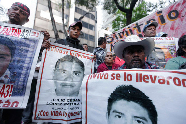 Padres de los 43 exigen a PGR esclarecimiento del caso Ayotzinapa