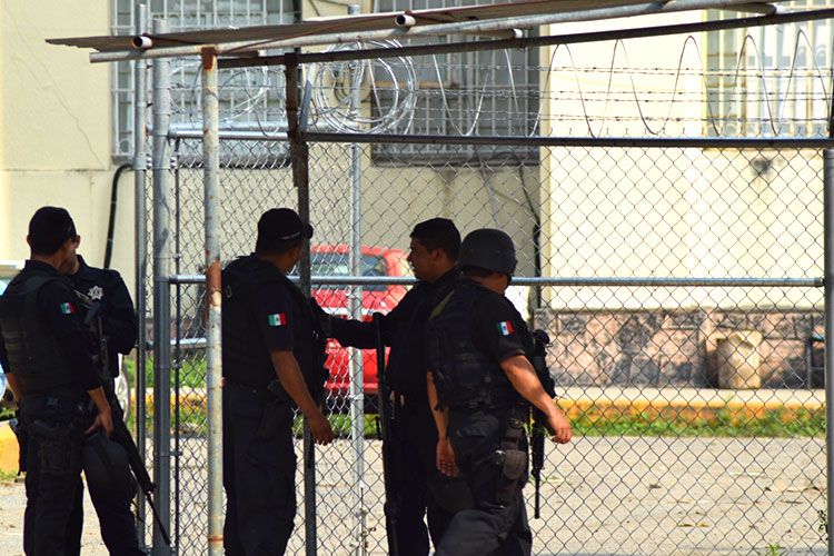 Protestan celadores del penal en Victoria