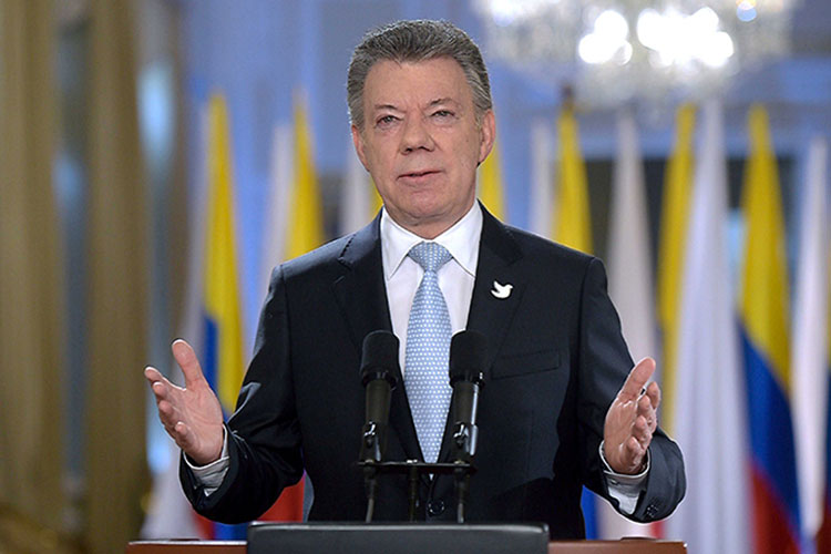 Manuel Santos firma decreto de alto al fuego definitivo con las FARC