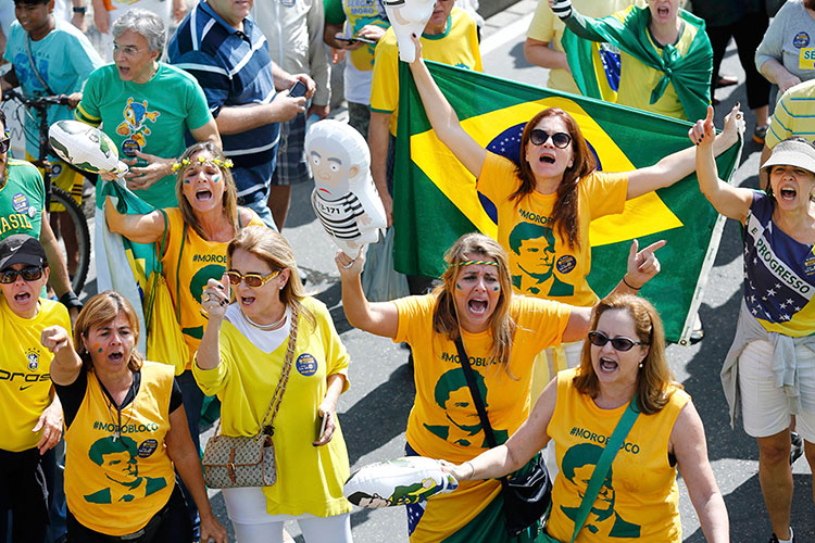 Brasileños protestan a favor y en contra de Dilma Rousseff