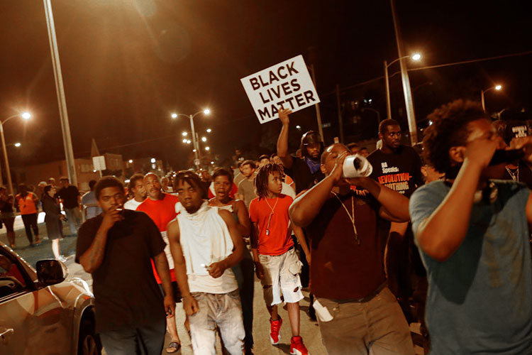 Otra noche de protestas en Milwaukee por muerte de un afroestadunidense
