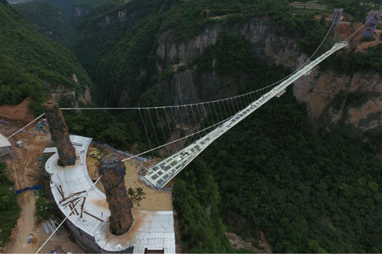 China inaugura el puente de cristal más largo y alto del mundo