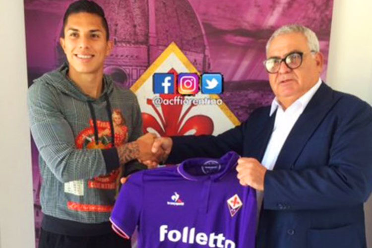Salcedo posa con la playera de la Fiorentina