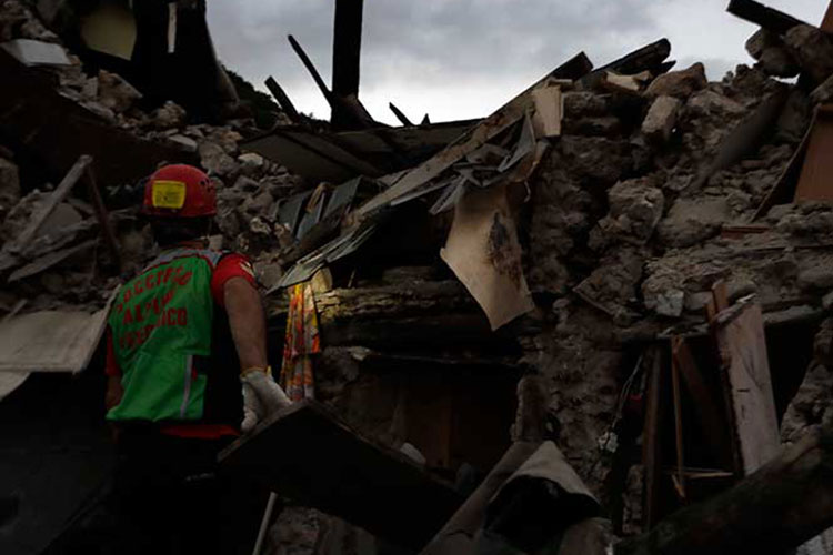 Van 159 muertos por devastador terremoto en Italia