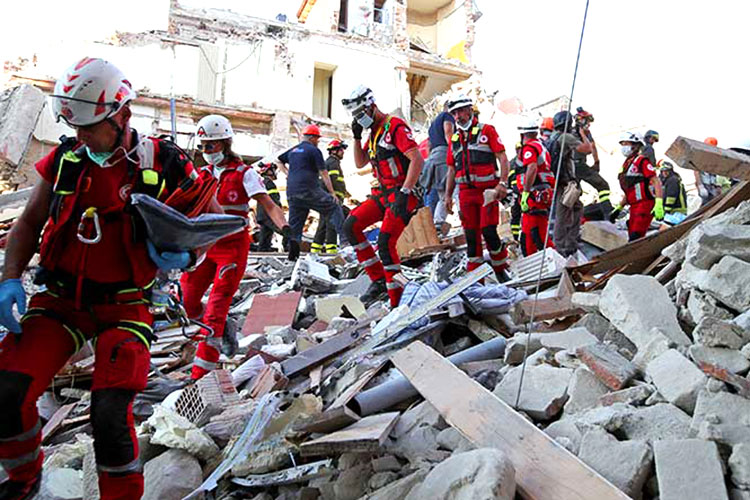 Aumenta a 278 la cifra de fallecidos por sismo en Italia