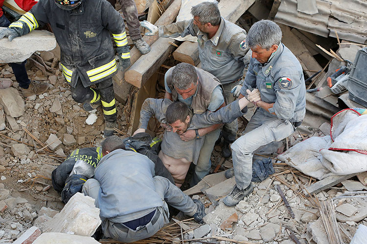 Sube la cifra a 73 muertos en Italia tras sismo